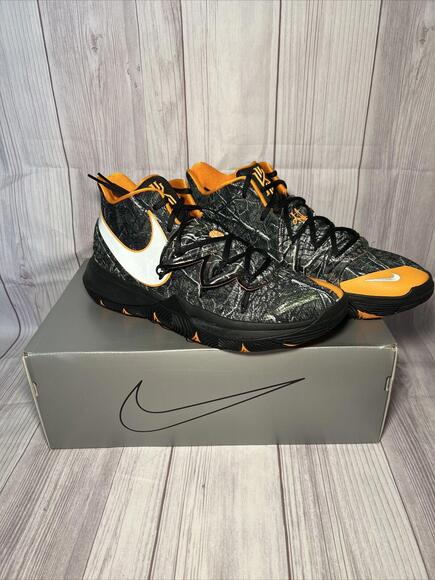 NIKE Kyrie Men's Basketball Shoes AO2918 902 in Box Size 12